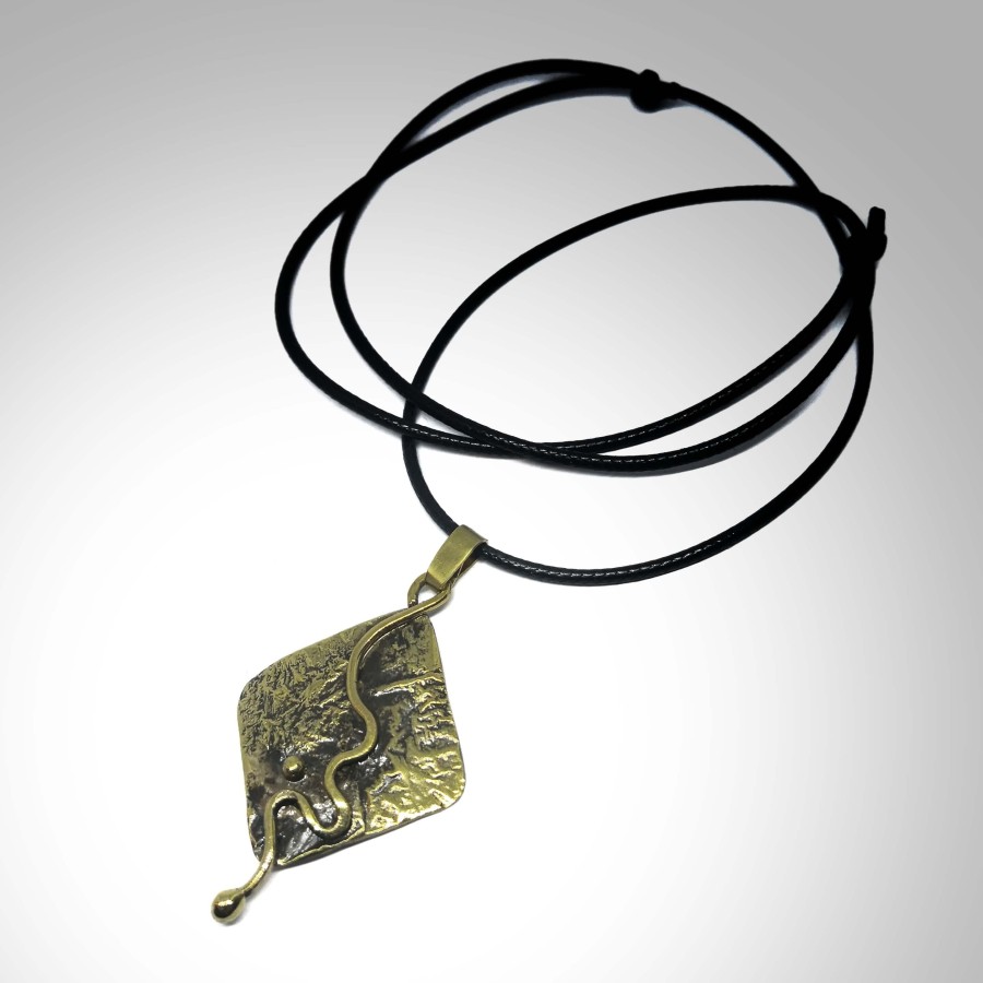 Žalvarinis kaklo papuošalas ,,Šaltinis''