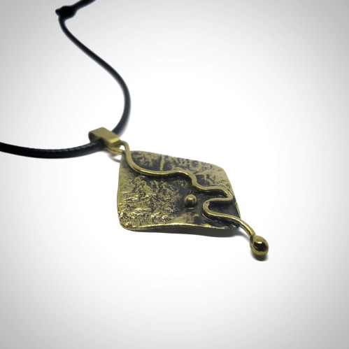 Žalvarinis kaklo papuošalas ,,Šaltinis''