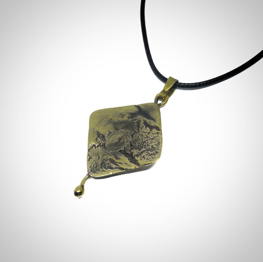 Žalvarinis kaklo papuošalas ,,Šaltinis''