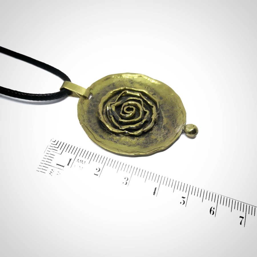 Žalvarinis pakabutis ,,Žiedė''